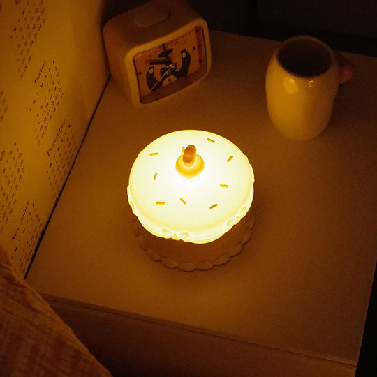 ✨ POSLEDNÍ DEN AKCE - SLEVA 50 % ✨ Roztomilé LED noční světlo ve tvaru dortu